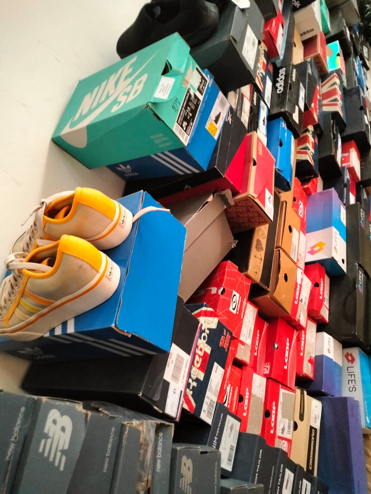 Branded Shoes( Minimum order 100pcs)